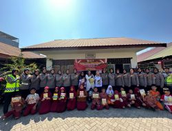Dukung Budaya Literasi di Indonesia, Polwan Polres Pelabuhan Makassar Bagikan Buku Bacaan