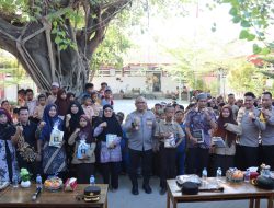 Peduli Budaya Literasi, Biro SDM Polda Sulsel dan Polres Pelabuhan Makassar Bagi Buku di Pulau Kodingareng