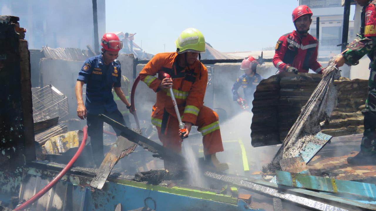 Sepanjang September 2023, Damkar Makassar Sudah Tangani 63 Kasus Kebakaran  - Rakyat Sulsel