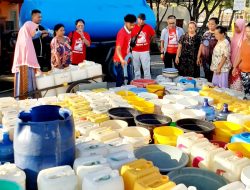 700 KK Warga Kampung Nelayan Kelurahan Untia Terharu Menyambut Aksi PSI Bagi-bagi Air Bersih PDAM