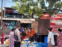 Salurkan Air Bersih Kepada Masyarakat, Bhabinkamtibmas Camba Berua Berikan Pengamanan