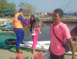 Satpolairud Polres Pelabuhan Makassar Bantu Penumpang yang turun dari Kapal