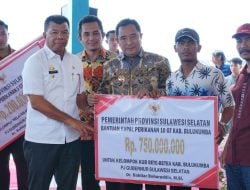 PJ Gubernur Sulsel Serahkan Bantuan Kapal Penangkap Ikan di Bulukumba