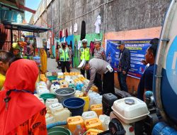 Salurkan Air Bersih Kepada Warga Kekeringan, Satlantas Polres Pelabuhan Makassar: Semoga Bisa Membantu