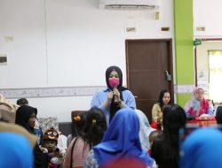 Edukasi Gizi Seimbang, Fatmawati Rusdi Bagikan Ratusan Telur pada Grebek Stunting
