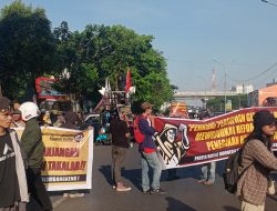 Peringati Hari Tani Nasional, Mahasiswa dan Buruh di Makassar Geruduk Gedung DPRD