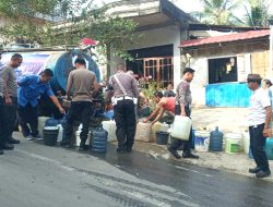 Peringati Hari Lalu Lintas Bhayangkara ke-68, Personel Polantas Tator Bagikan Air Bersih