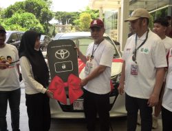Tamsil Linrung Serahkan Satu Unit Mobil kepada Pemenang Undian Jalan Gembira Anies-Muhaimin