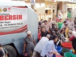 Sambut HUT Humas Polri ke-72, Polres Pelabuhan Makassar Bagikan 7000 Liter Air Bersih