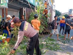 Bhabinkamtibmas Pattunuang Ikut Gotong Royong Menjaga Kebersihan Bersama Warga 