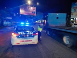 Cegah Laka Lantas, Satlantas Polres Pelabuhan Makassar Rutin Atur Arus Lalu lintas Malam Hari