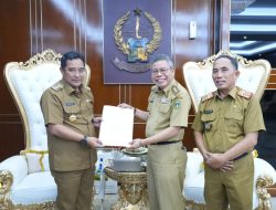 PJ Gubernur Sulsel Serahkan Surat Pengangkatan Husni Syam Sebagai Sekda Parepare