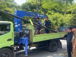 Aksi Tegas Dinas PU dan DPRD Makassar  Tertibkan 7 Tiang Fiber Optik Ilegal 