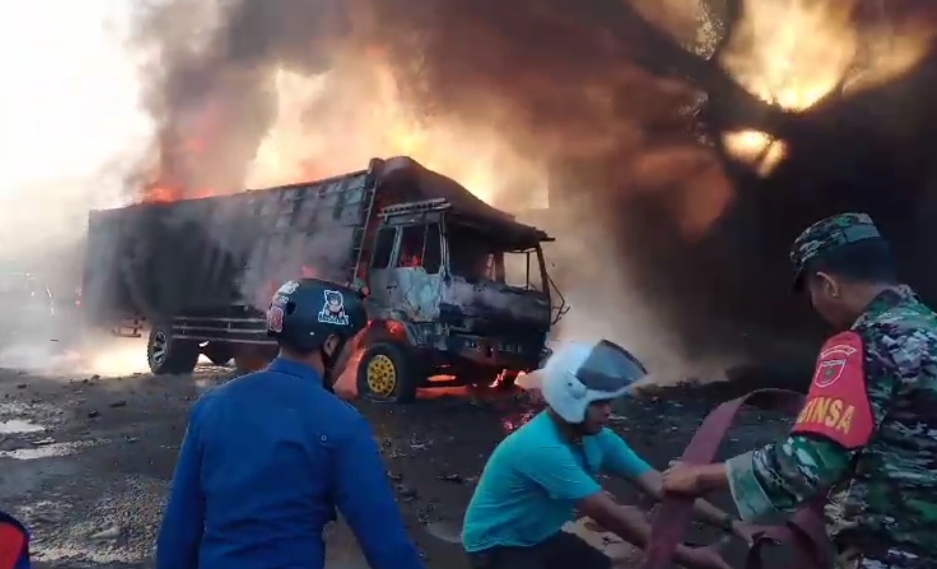 Dua Truk Hangus Terbakar di Gudang Parkiran Kontainer di Makassar, Kerugian  Capai 1 Miliar - Rakyat Sulsel