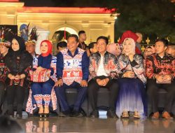 Gunakan Batik Sarita Khas Toraja Utara, Pj Gubernur Bahtiar Didampingi Istri Hadiri Peringatan Hari Batik Nasional