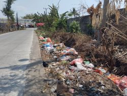 Tumpukan Sampah Hiasi Jalan Paraikatte di Kelurahan Samata Gowa