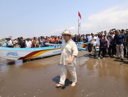 Prabowo Bagikan Kapal Kepada Nelayan Pangandaran