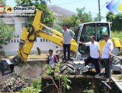 Dinas PU Makassar Keruk dan Bersihkan Sampah di Kelurahan Paropo