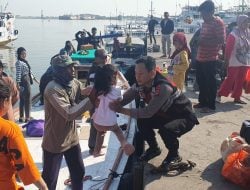 Bantu Warga Pulau turun dari Kapal, Personel Polsek Paotere Berikl Imbauan Pemilu 2024