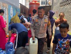 Agar Berjalan Lancar, Bhabinkamtibmas Malimongan Lakukan Pendampingan Penyaluran Air Bersih