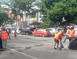 Panitia Kerahkan 50 Personel Tim Kebersihan GenZi di Jalan Sehat Perjuangan Ganjar-Mahfud