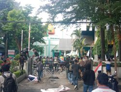 Demo Pemadaman Listrik di Makassar Nyaris Bentrok, Massa Kecewa Tak Ditemui Pimpinan PLN Sulselrabar