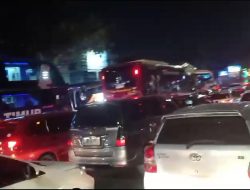 Warga Keluhkan Ulah Sopir Bus yang Parkir di Badan Jalan Perintis Kemerdekaan Makassar, Picu Kemacetan 