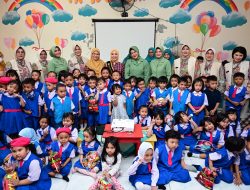 Bersama Ketua Persit Desi Totok Imam, Sofha Marwah Bahtiar Ajarkan Anak PAUD Cara Menyikat Gigi yang Benar