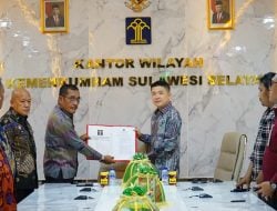 Kakanwil Kemenkumham Sulsel Serahkan SK Penetapan Terminal Khusus PT Huadi Nickel Alloy sebagai TPI