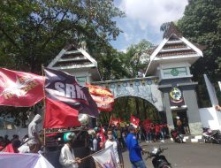 Tuntut Kenaikan UMP, Ratusan Massa KSN Gelar Aksi di Depan Kantor Gubernur Sulsel