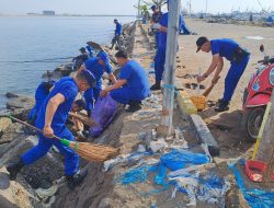 Peduli Lingkungan, Satpolairud Polres Pelabuhan Makassar Gelar Bersih Pantai Menyambut HUT Polairud ke-73