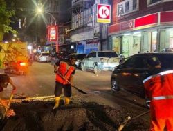 Dinas PU Makassar Tambal Jalan Berlubang di Jalan Penghibur
