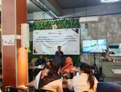 Komisioner Bawaslu Makassar Saweran Beri Makan Satpol PP