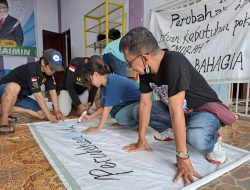 Relawan AMIN di Makassar Tak Terbendung Sumbang Spanduk Rakyat