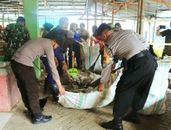 TNI-POLRI dan Pemkab Takalar Bersihkan Pasar Tradisional Pattallassang