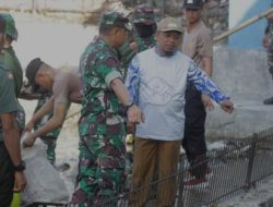 Pemkot Parepare Bersama TNI-Polri dan Masyarakat Kolaborasi Bersihkan Pantai Cempae