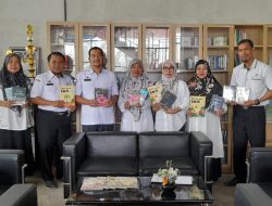 Dinas Perpustakaan Kota Makassar Terima 12 Buku Karya Tulis dari SDN Sudirman IV