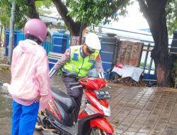 Meski Diguyur Hujan, Personil Satlantas Polres Pelabuhan Makassar Sigap Bantu Kendaraan Warga yang Mogok