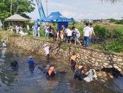 Bareng Masyarakat, BRI Pangkep Bersih Bersih Sungai Palampang