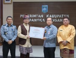 Kakanwil Harun Sulianto Serahkan Penghargaan Kabupaten/Kota Peduli HAM kepada Bupati Bangka Tengah