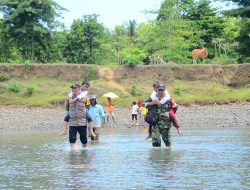 Tak Ada Jembatan Penghubung, Babinsa dan Babhinkamtibmas di Bone Rela jadi Pengangkut Warga Seberangi Sungai