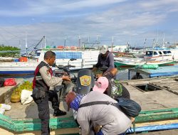 Hadir Untuk Masyarakat, Personil Polsek Paotere Bantu Warga Pulau Turun Dari Kapal
