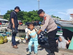 Bekerja Dengan Hati, Personel Polsek Paotere Lakukan Binluh dan Bantu Penumpang Turun Dari Kapal