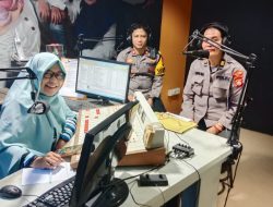 Cegah Hoax Pemilu 2024, Kapolsek Wajo Berikan Imbauan Kamtibmas Melalui Siaran Radio