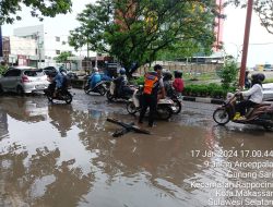 Aksi Heroik, Personil Dishub  Makassar Urai Kemacetan Jalan Berlubang Hertasning