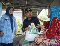 Akbar Ali Turun Langsung Salurkan Bantuan Cadangan Beras ke Sejumlah Rumah Lansia