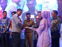 Wakili Ketua DPRD Makassar, Kabag Humas dan Protokol Terima Penghargaan SMSI Sulsel