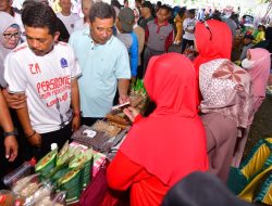 Tinjau Pasar Murah di Bone, Pj Gubernur: Untungkan Pedagang Masyarakat Senang