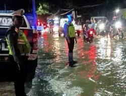 Satlantas Polres Takalar Atur Lalin di Jalan Banjir