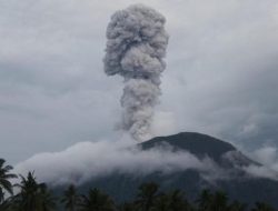 Lagi, Gunung Ibu Maluku Utara Erupsi dan Mengeluarkan Abu Vulkanik